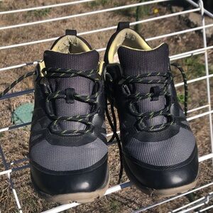Dansko waterproof walking shoes size 39 gray Vibram sole classic black